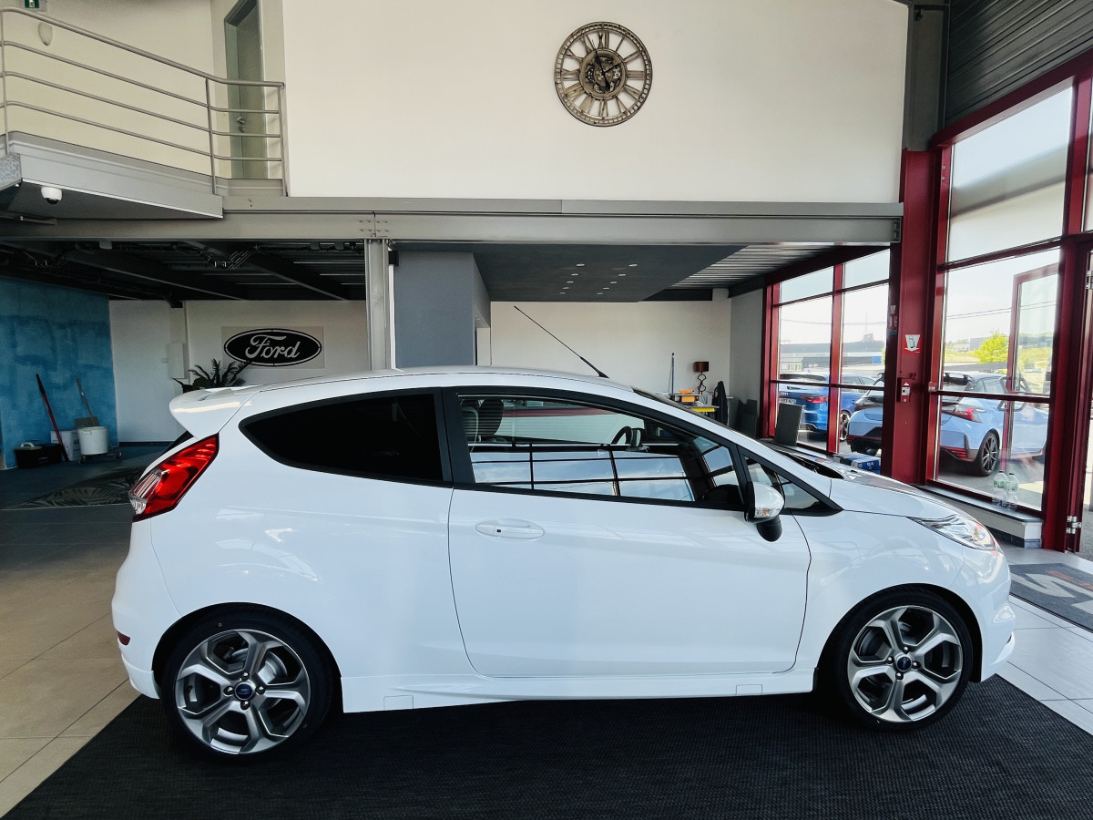 FORD FIESTA 1,6 182 GPS KEYLESS PARK PILOT RECARO HIFI SONY BLUETOOTH FEUX HALOGENE JANTES 17 1 ERE MAIN EXCELLENT ETAT