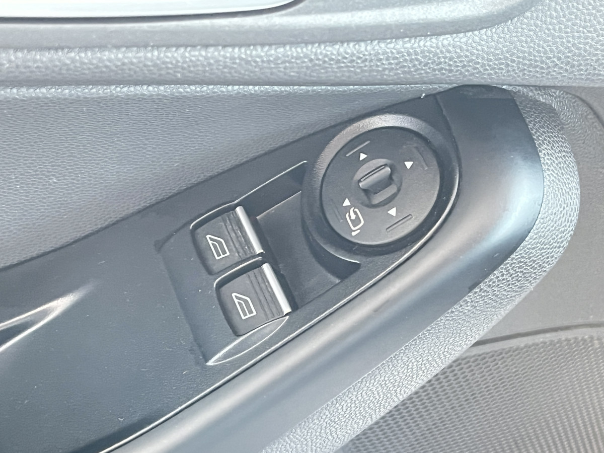 FORD FIESTA 1,6 182 GPS KEYLESS PARK PILOT RECARO HIFI SONY BLUETOOTH FEUX HALOGENE JANTES 17 1 ERE MAIN EXCELLENT ETAT