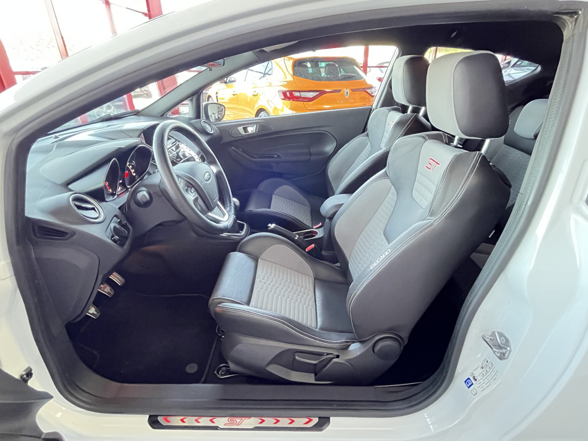 FORD FIESTA 1,6 182 GPS KEYLESS PARK PILOT RECARO HIFI SONY BLUETOOTH FEUX HALOGENE JANTES 17 1 ERE MAIN EXCELLENT ETAT