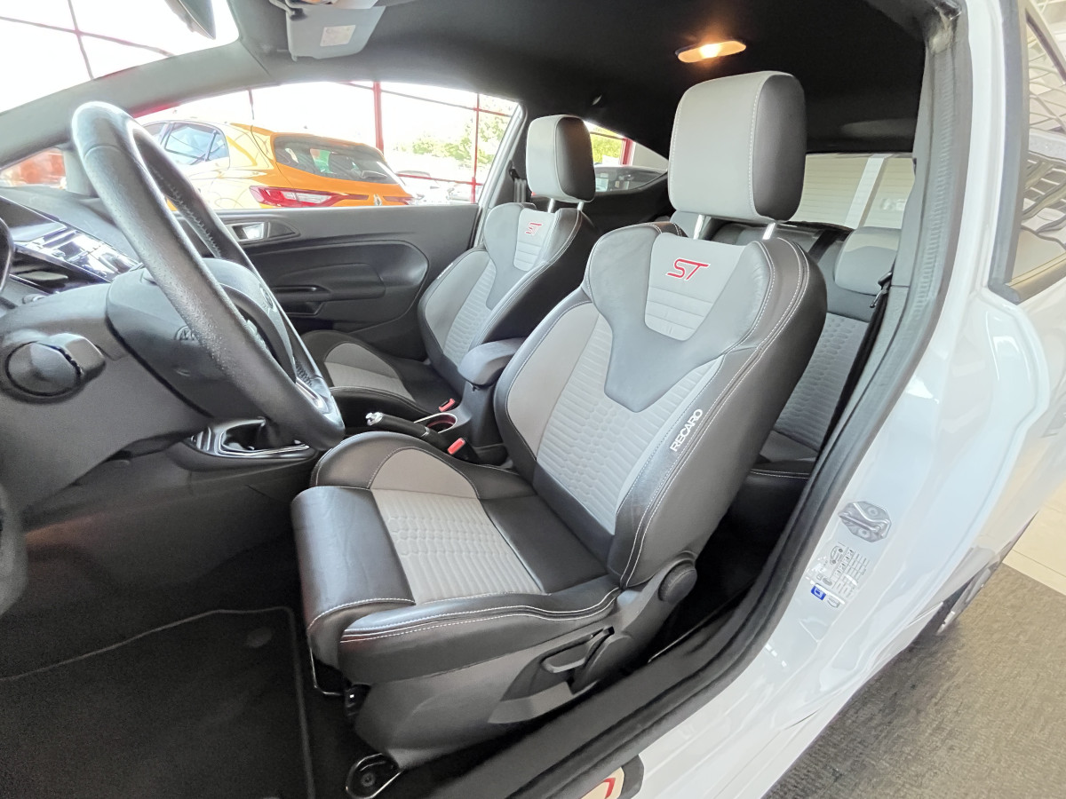 FORD FIESTA 1,6 182 GPS KEYLESS PARK PILOT RECARO HIFI SONY BLUETOOTH FEUX HALOGENE JANTES 17 1 ERE MAIN EXCELLENT ETAT