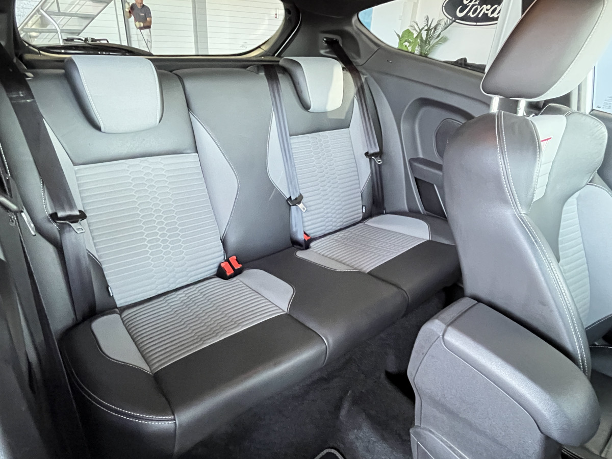 FORD FIESTA 1,6 182 GPS KEYLESS PARK PILOT RECARO HIFI SONY BLUETOOTH FEUX HALOGENE JANTES 17 1 ERE MAIN EXCELLENT ETAT