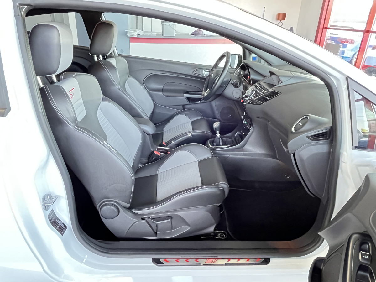 FORD FIESTA 1,6 182 GPS KEYLESS PARK PILOT RECARO HIFI SONY BLUETOOTH FEUX HALOGENE JANTES 17 1 ERE MAIN EXCELLENT ETAT
