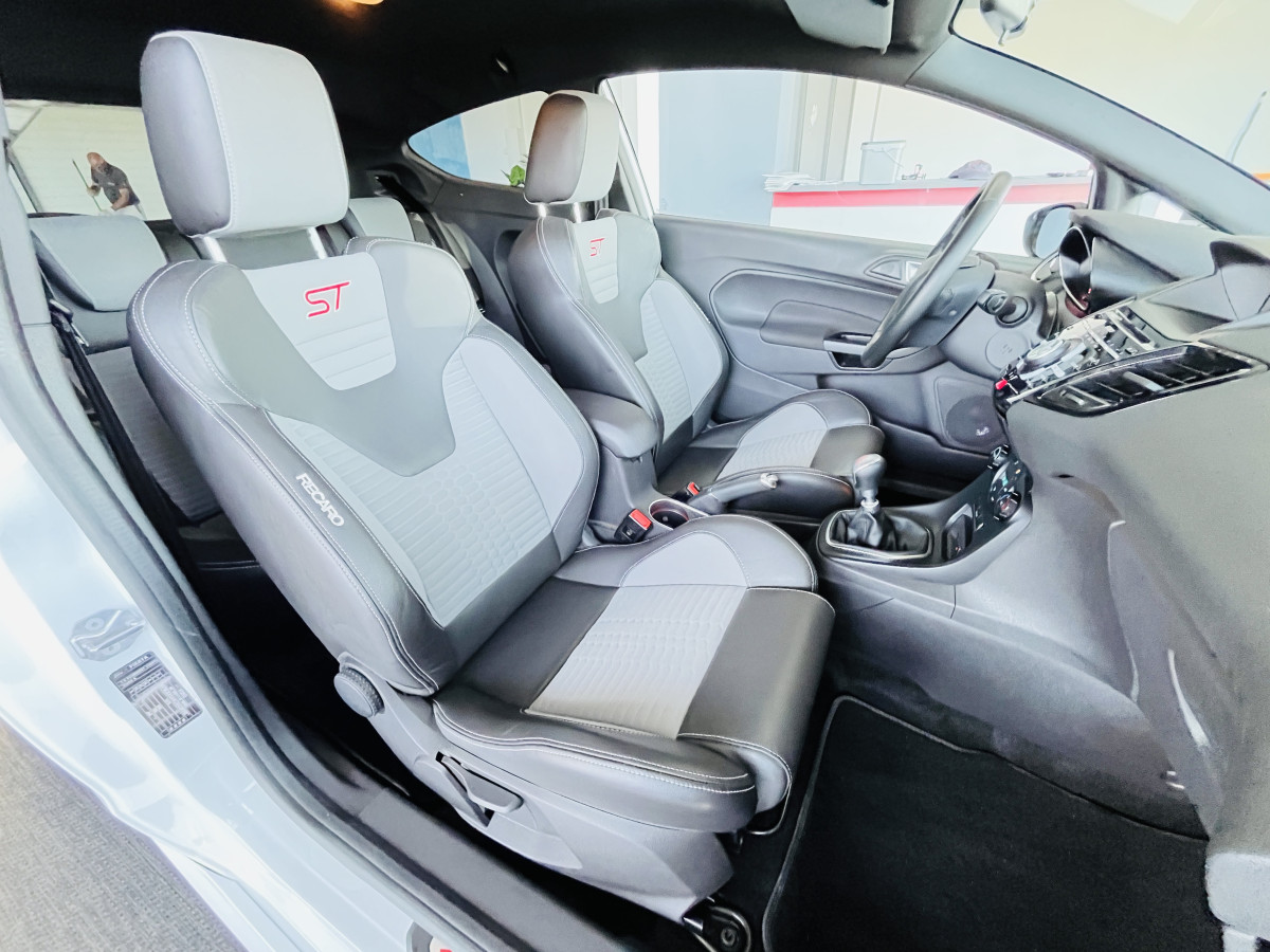 FORD FIESTA 1,6 182 GPS KEYLESS PARK PILOT RECARO HIFI SONY BLUETOOTH FEUX HALOGENE JANTES 17 1 ERE MAIN EXCELLENT ETAT