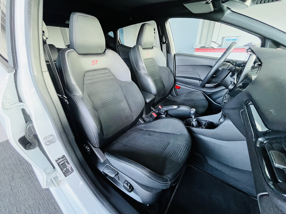 FORD FIESTA ST 1,5 200 TOIT PANORAMIQUE  GPS  KEYLESS APPLE CARPLAY FULL LED BLUETOOTH HIFI B&O REGULATEUR LIMITEUR PACK HIVER PARK PILOT JANTES 18 EXCELLENT ETAT