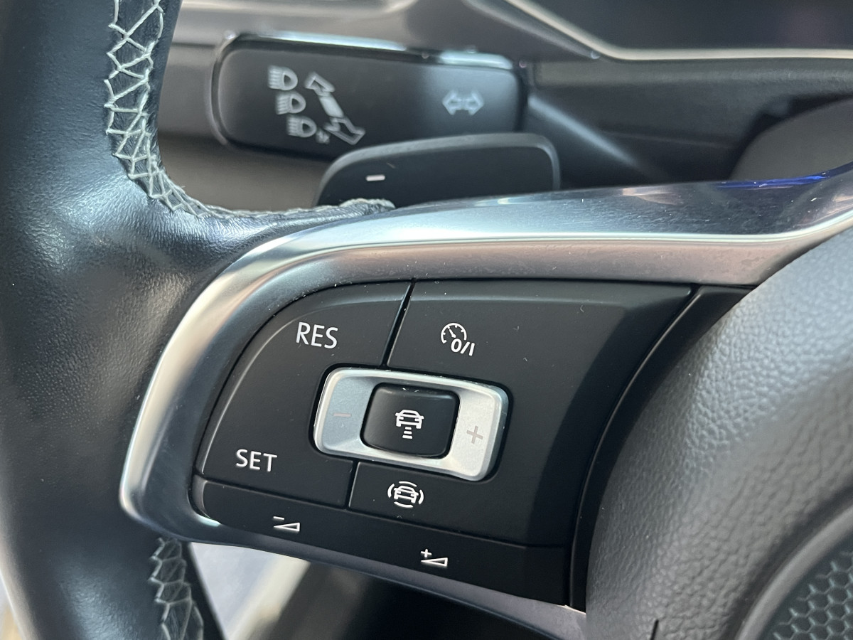 VOLKSWAGEN T-ROC 2,0 TSI 190 R-LINE DSG7 4MOTION TOIT PANORAMIQUE OUVRANT APPLE CARPLAY  DMS  ACC GPS CAMERA VIRTUAL COCKPIT HIFI BEATS FULL LED REGULATEUR LIMITEUR JANTE 19 EXCELLENT ETAT