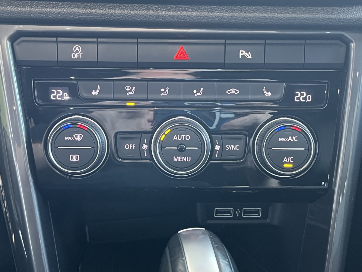 VOLKSWAGEN T-ROC 2,0 TSI 190 R-LINE DSG7 4MOTION TOIT PANORAMIQUE OUVRANT APPLE CARPLAY  DMS  ACC GPS CAMERA VIRTUAL COCKPIT HIFI BEATS FULL LED REGULATEUR LIMITEUR JANTE 19 EXCELLENT ETAT