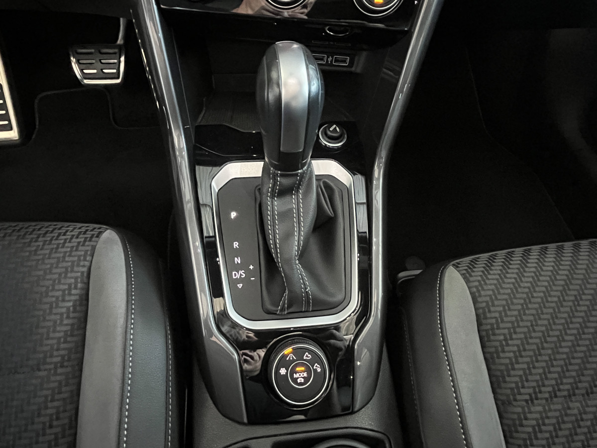 VOLKSWAGEN T-ROC 2,0 TSI 190 R-LINE DSG7 4MOTION TOIT PANORAMIQUE OUVRANT APPLE CARPLAY  DMS  ACC GPS CAMERA VIRTUAL COCKPIT HIFI BEATS FULL LED REGULATEUR LIMITEUR JANTE 19 EXCELLENT ETAT
