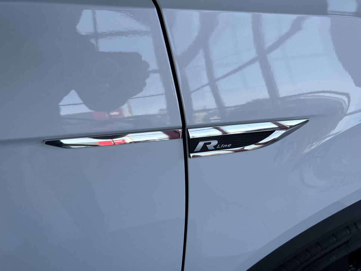 VOLKSWAGEN T-ROC 2,0 TSI 190 R-LINE DSG7 4MOTION TOIT PANORAMIQUE OUVRANT APPLE CARPLAY  DMS  ACC GPS CAMERA VIRTUAL COCKPIT HIFI BEATS FULL LED REGULATEUR LIMITEUR JANTE 19 EXCELLENT ETAT