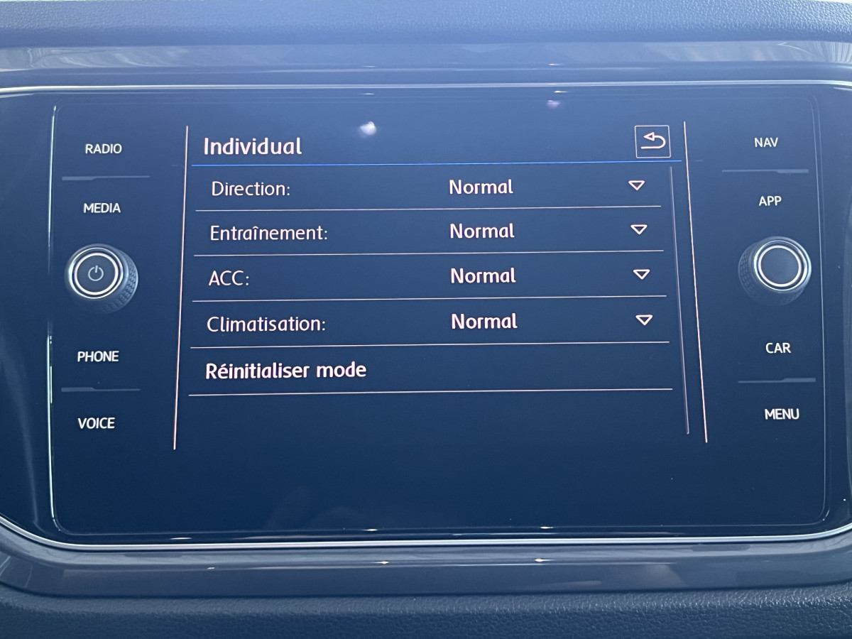VOLKSWAGEN T-ROC 2,0 TSI 190 R-LINE DSG7 4MOTION TOIT PANORAMIQUE OUVRANT APPLE CARPLAY  DMS  ACC GPS CAMERA VIRTUAL COCKPIT HIFI BEATS FULL LED REGULATEUR LIMITEUR JANTE 19 EXCELLENT ETAT