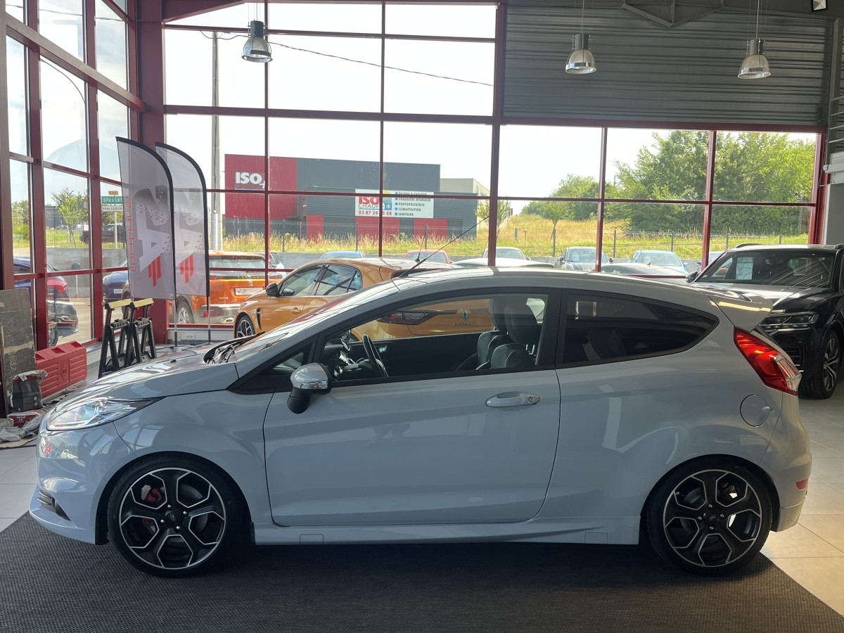 FORD FIESTA ST 1,6 200 EDITION LIMITED PACK PERF CAMERA  REGULATEUR KEYLESS RECARO SONY PARK PILOT BLUETOOTH JANTES 17 ETAT COLLECTOR