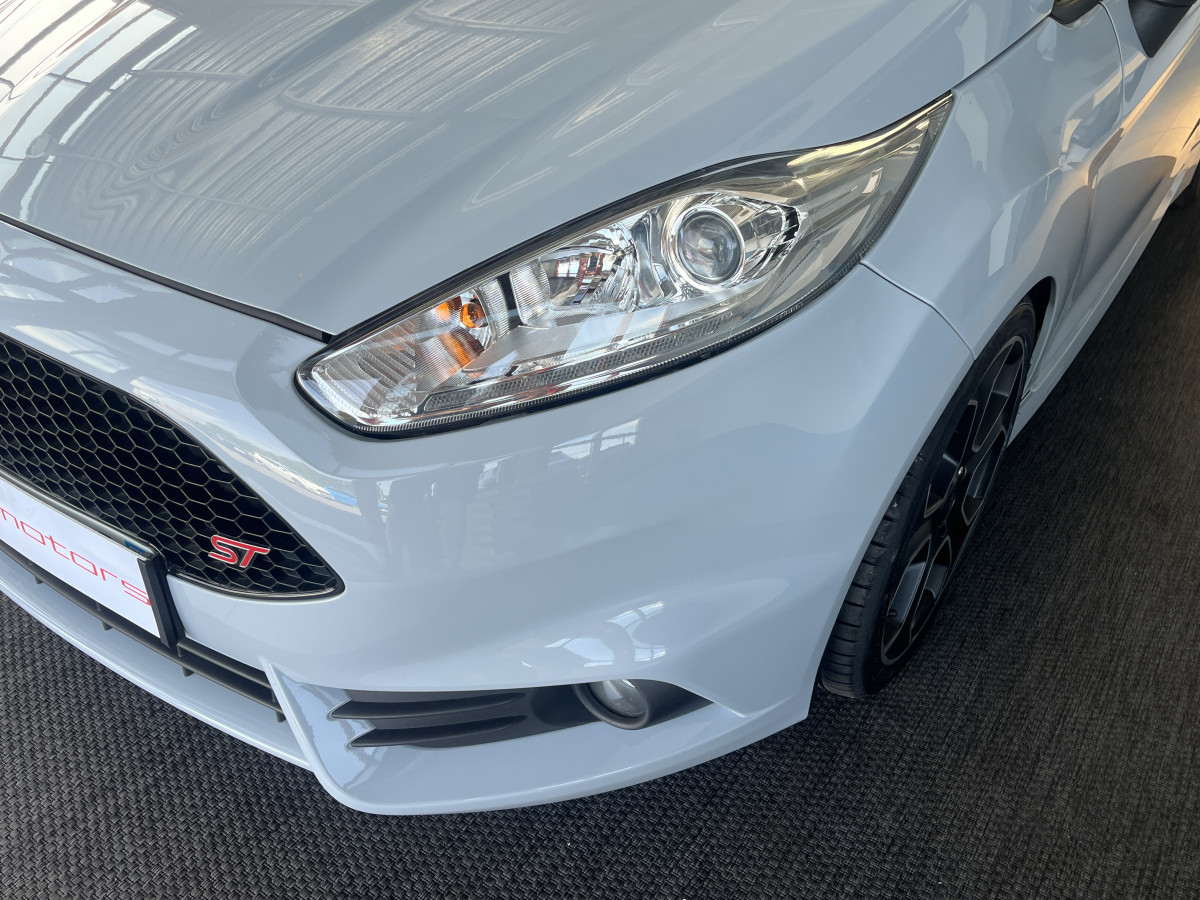 FORD FIESTA ST 1,6 200 EDITION LIMITED PACK PERF CAMERA  REGULATEUR KEYLESS RECARO SONY PARK PILOT BLUETOOTH JANTES 17 ETAT COLLECTOR