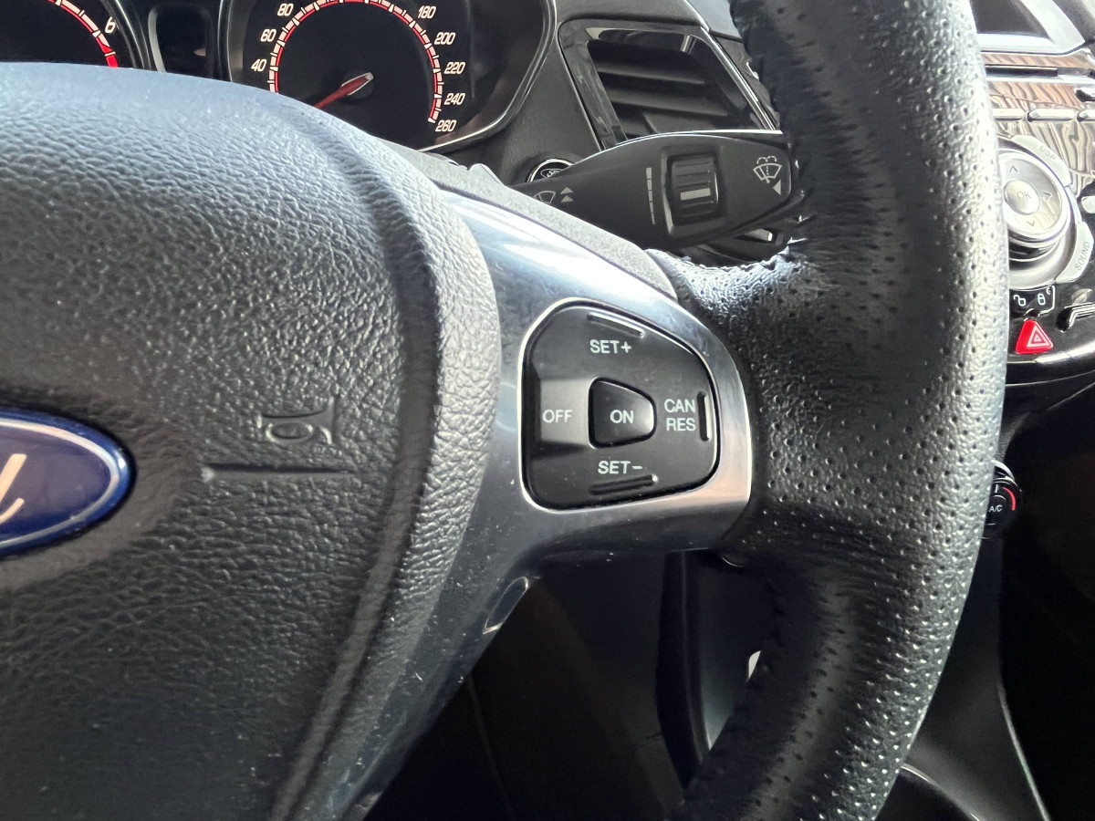 FORD FIESTA ST 1,6 200 EDITION LIMITED PACK PERF CAMERA  REGULATEUR KEYLESS RECARO SONY PARK PILOT BLUETOOTH JANTES 17 ETAT COLLECTOR