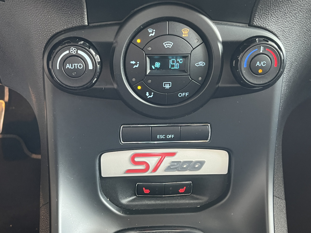 FORD FIESTA ST 1,6 200 EDITION LIMITED PACK PERF CAMERA  REGULATEUR KEYLESS RECARO SONY PARK PILOT BLUETOOTH JANTES 17 ETAT COLLECTOR