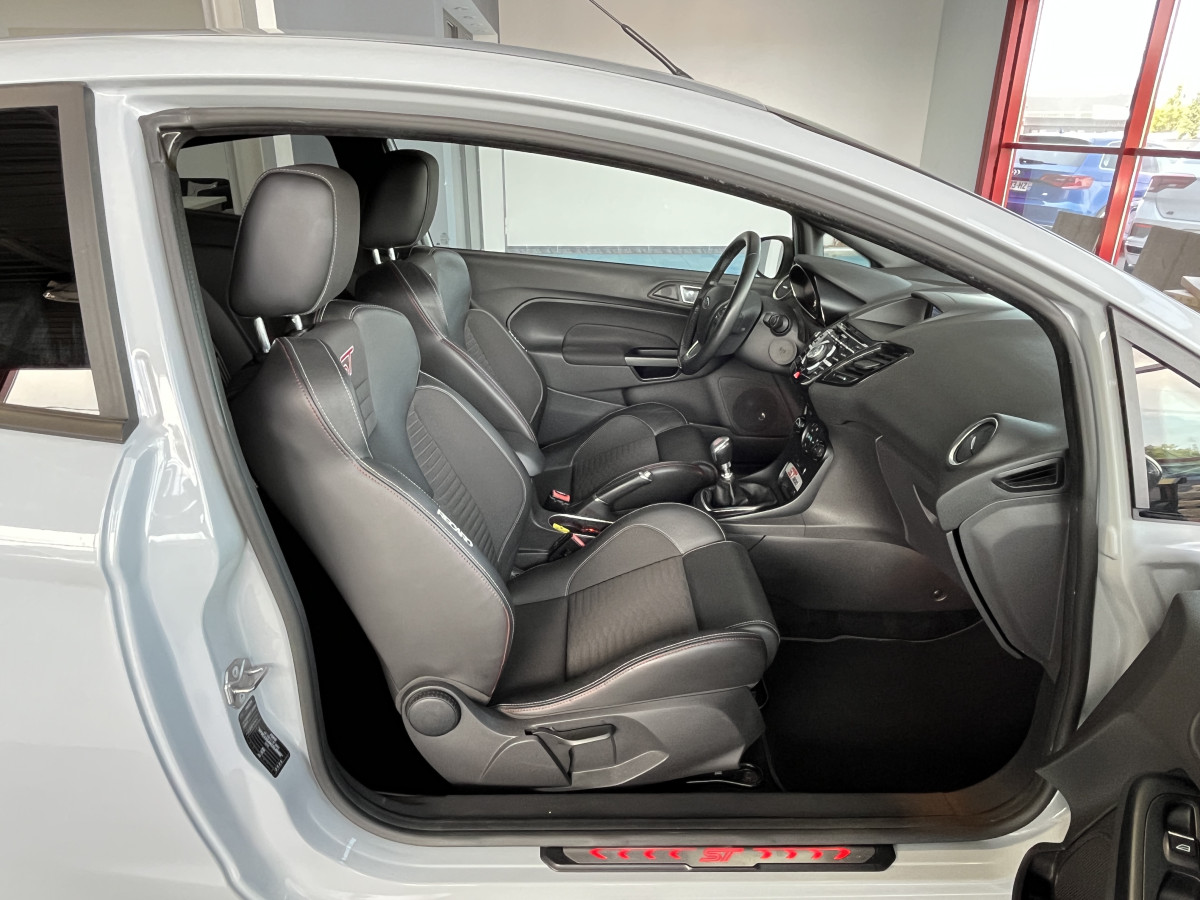 FORD FIESTA ST 1,6 200 EDITION LIMITED PACK PERF CAMERA  REGULATEUR KEYLESS RECARO SONY PARK PILOT BLUETOOTH JANTES 17 ETAT COLLECTOR