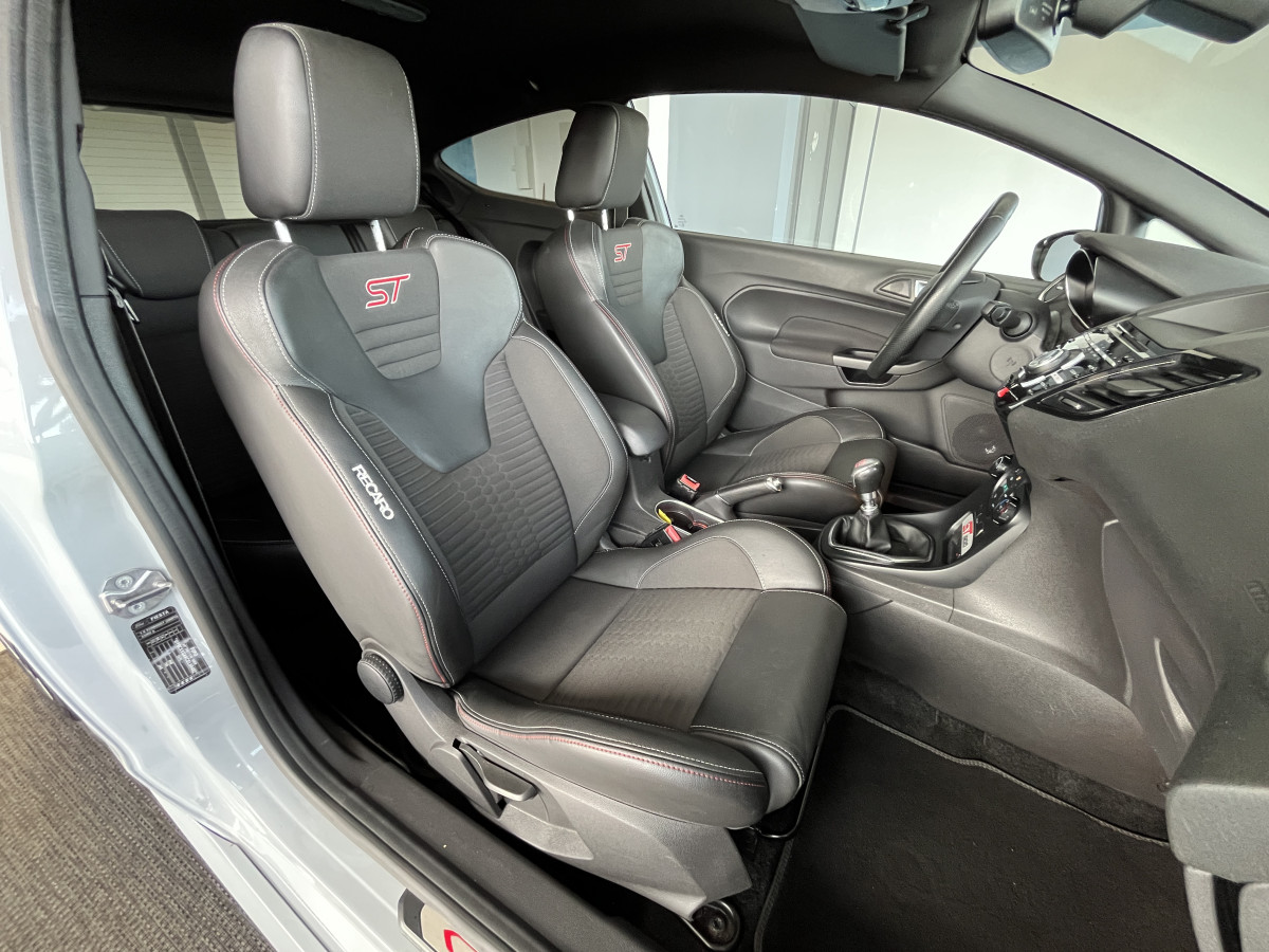 FORD FIESTA ST 1,6 200 EDITION LIMITED PACK PERF CAMERA  REGULATEUR KEYLESS RECARO SONY PARK PILOT BLUETOOTH JANTES 17 ETAT COLLECTOR
