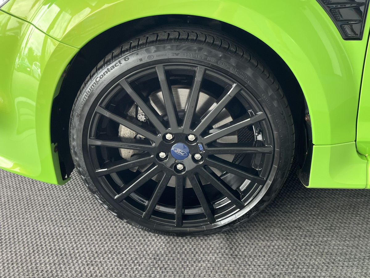 FORD FOCUS RS 2,5 305  PACK ELECTRIQUE GPS CAMERA PACK HIVER BLUETOOTH KEYLESS BI-XENON JANTES 19 SIEGES RECARO  DEUXIEME MAIN EXCELLENT ETAT