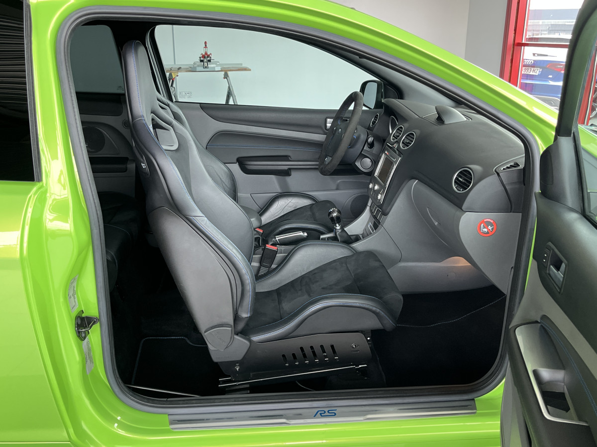 FORD FOCUS RS 2,5 305  PACK ELECTRIQUE GPS CAMERA PACK HIVER BLUETOOTH KEYLESS BI-XENON JANTES 19 SIEGES RECARO  DEUXIEME MAIN EXCELLENT ETAT
