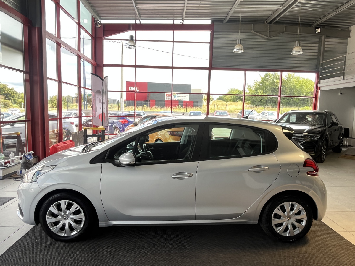 PEUGEOT 208 1,6 HDI 75 ACTIVE BUSINESS GPS REGULATEUR LIMITEUR FEUX HALOGENE PARK PILOT TRES BON ETAT