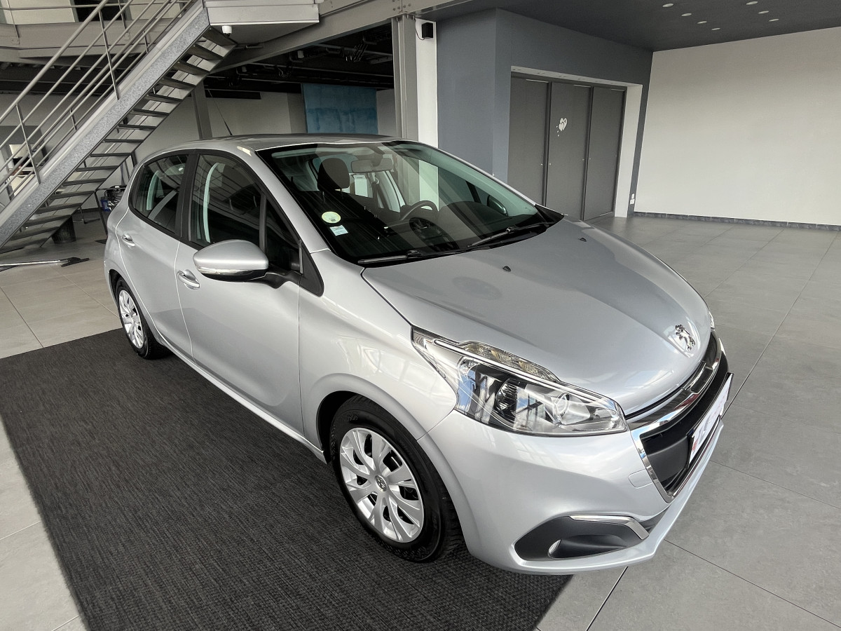 PEUGEOT 208 1,6 HDI 75 ACTIVE BUSINESS GPS REGULATEUR LIMITEUR FEUX HALOGENE PARK PILOT TRES BON ETAT