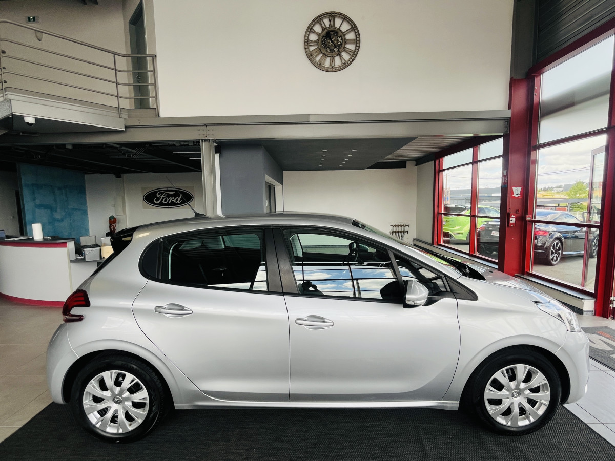 PEUGEOT 208 1,6 HDI 75 ACTIVE BUSINESS GPS REGULATEUR LIMITEUR FEUX HALOGENE PARK PILOT TRES BON ETAT