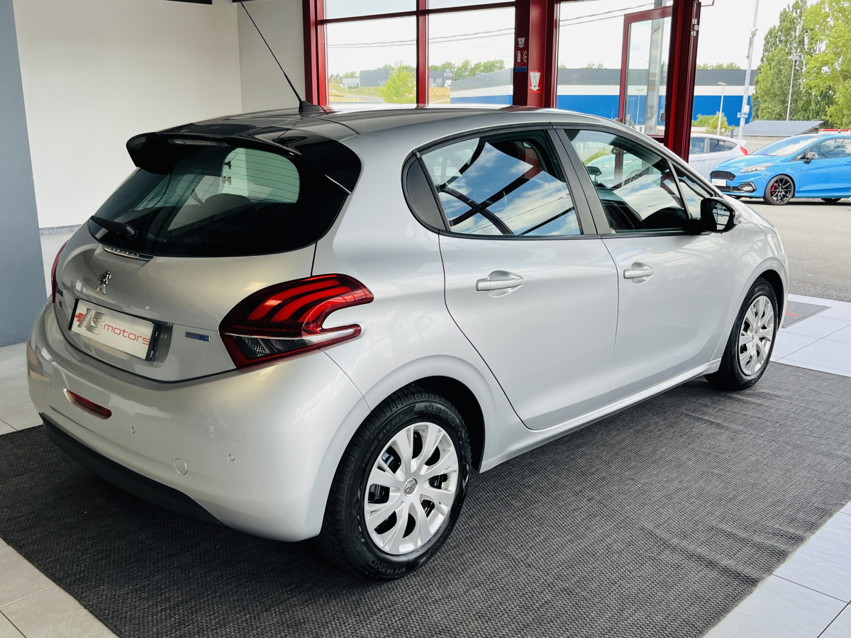 PEUGEOT 208 1,6 HDI 75 ACTIVE BUSINESS GPS REGULATEUR LIMITEUR FEUX HALOGENE PARK PILOT TRES BON ETAT