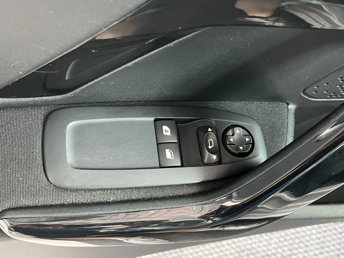PEUGEOT 208 1,6 HDI 75 ACTIVE BUSINESS GPS REGULATEUR LIMITEUR FEUX HALOGENE PARK PILOT TRES BON ETAT