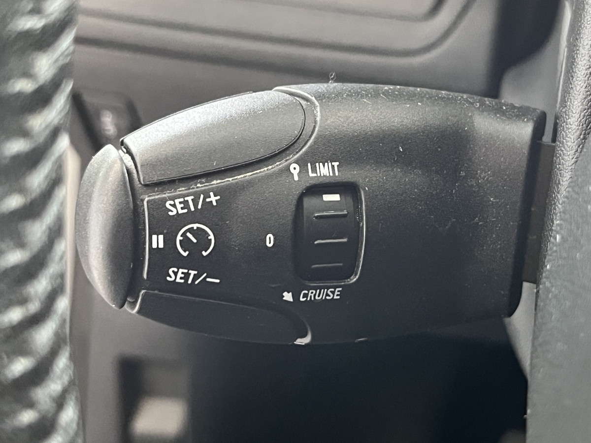 PEUGEOT 208 1,6 HDI 75 ACTIVE BUSINESS GPS REGULATEUR LIMITEUR FEUX HALOGENE PARK PILOT TRES BON ETAT
