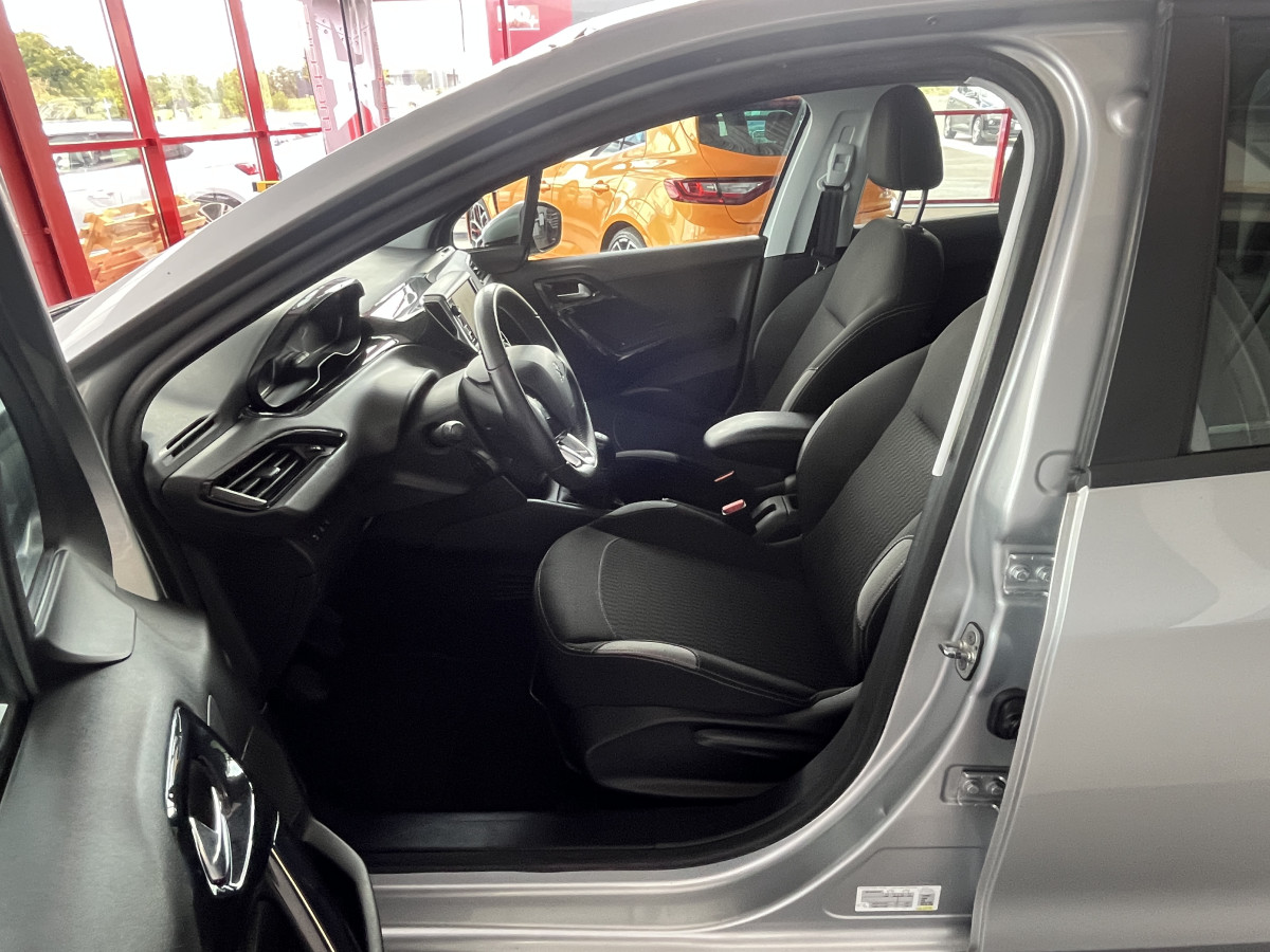 PEUGEOT 208 1,6 HDI 75 ACTIVE BUSINESS GPS REGULATEUR LIMITEUR FEUX HALOGENE PARK PILOT TRES BON ETAT