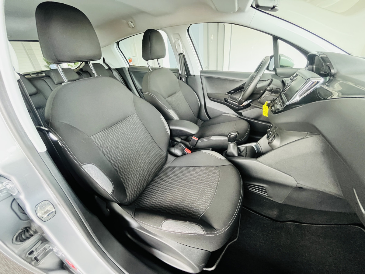 PEUGEOT 208 1,6 HDI 75 ACTIVE BUSINESS GPS REGULATEUR LIMITEUR FEUX HALOGENE PARK PILOT TRES BON ETAT