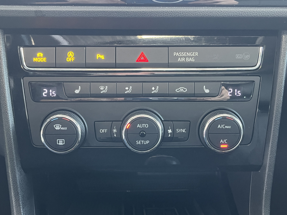 SEAT LEON FR 1,8 TSI 180 TOIT PANORAMIQUE OUVRANT GPS ACC HIFI BEATS DRIVE PROFILE PARK PILOT SIEGE CUIR JANTES 18 FULL LED EXCELLENT ETAT
