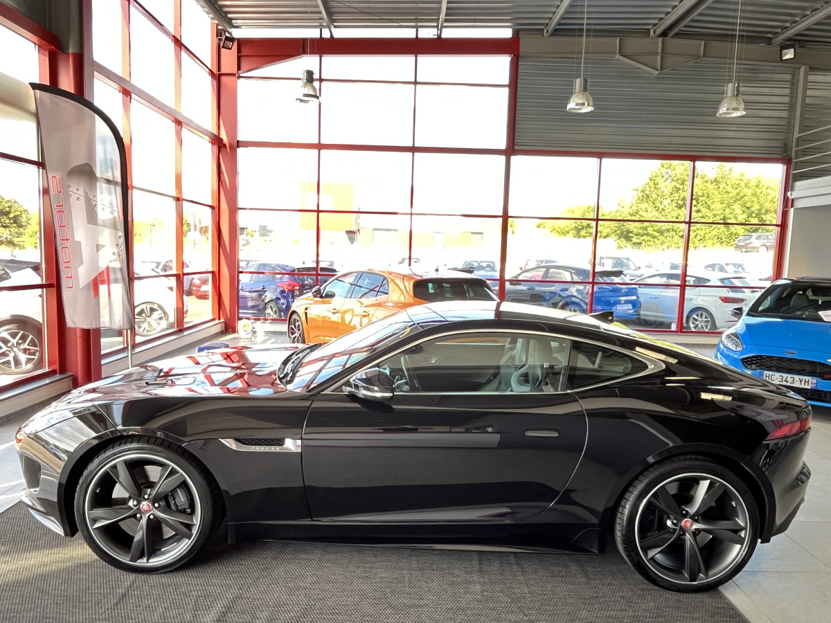 JAGUAR F-TYPE COUPE 5,0 V8 550 R BVA8 AWD TOIT PANORAMIQUE  GPS CAMERA BI-XENON HIFI MERIDIAN SIEGE PERFORMANCE REGULATEUR JANTES 20 ECHAPPEMENT SPORT A CLAPETS JANTES 20 EXCELLENT ETAT
