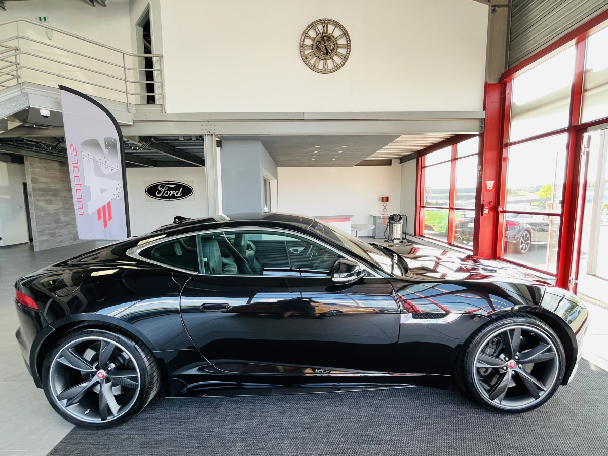 JAGUAR F-TYPE COUPE 5,0 V8 550 R BVA8 AWD TOIT PANORAMIQUE  GPS CAMERA BI-XENON HIFI MERIDIAN SIEGE PERFORMANCE REGULATEUR JANTES 20 ECHAPPEMENT SPORT A CLAPETS JANTES 20 EXCELLENT ETAT