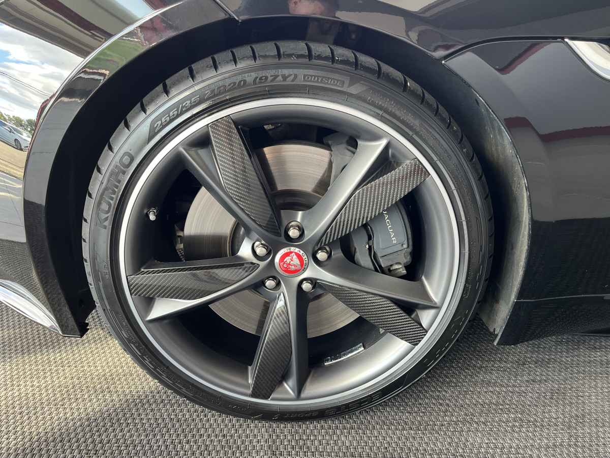JAGUAR F-TYPE COUPE 5,0 V8 550 R BVA8 AWD TOIT PANORAMIQUE  GPS CAMERA BI-XENON HIFI MERIDIAN SIEGE PERFORMANCE REGULATEUR JANTES 20 ECHAPPEMENT SPORT A CLAPETS JANTES 20 EXCELLENT ETAT