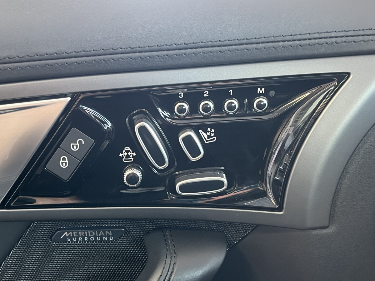 JAGUAR F-TYPE COUPE 5,0 V8 550 R BVA8 AWD TOIT PANORAMIQUE  GPS CAMERA BI-XENON HIFI MERIDIAN SIEGE PERFORMANCE REGULATEUR JANTES 20 ECHAPPEMENT SPORT A CLAPETS JANTES 20 EXCELLENT ETAT