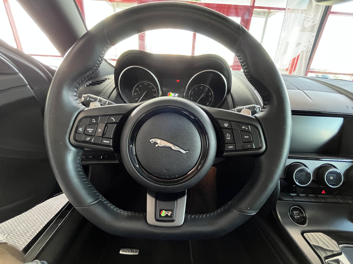 JAGUAR F-TYPE COUPE 5,0 V8 550 R BVA8 AWD TOIT PANORAMIQUE  GPS CAMERA BI-XENON HIFI MERIDIAN SIEGE PERFORMANCE REGULATEUR JANTES 20 ECHAPPEMENT SPORT A CLAPETS JANTES 20 EXCELLENT ETAT