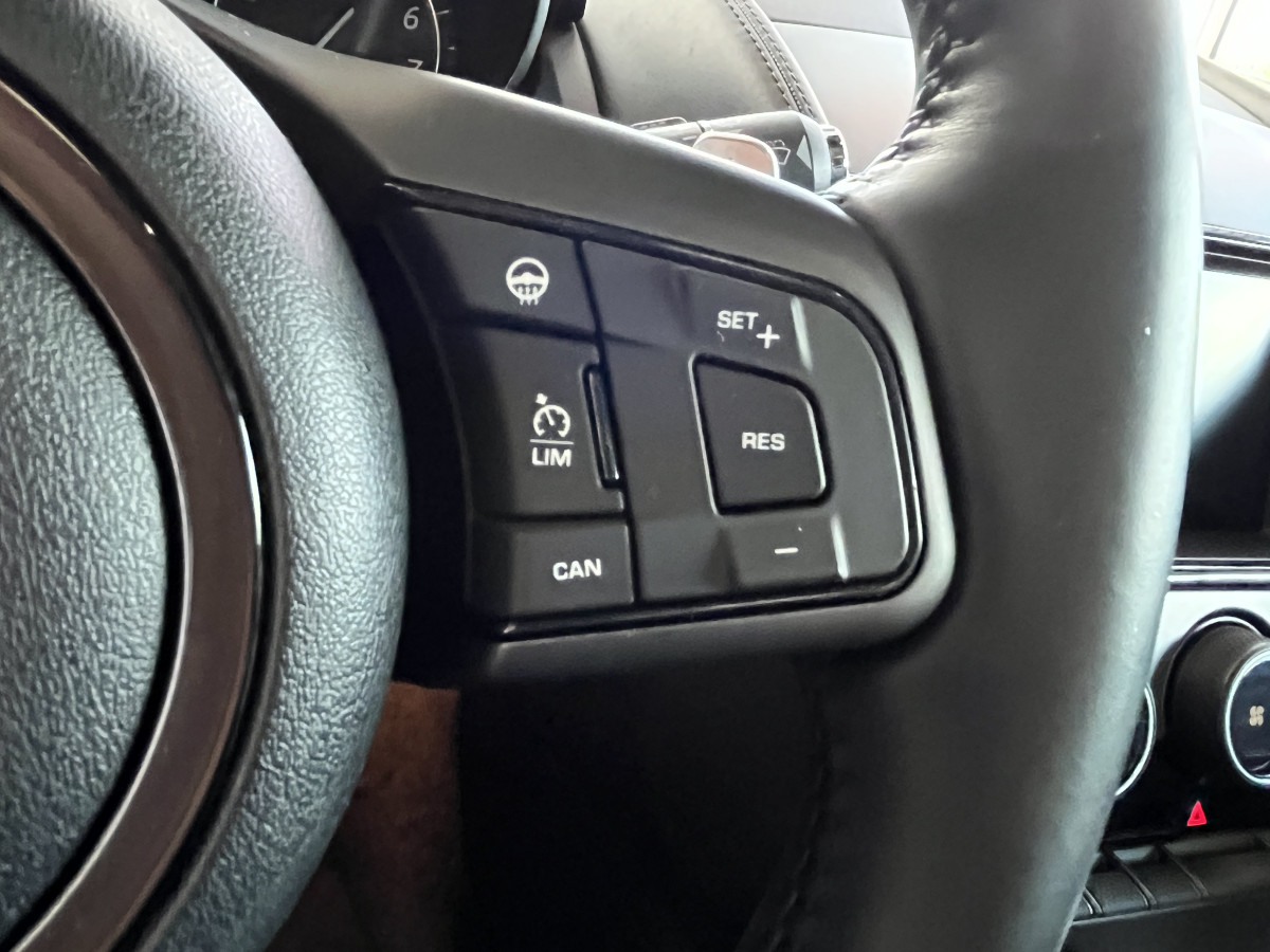 JAGUAR F-TYPE COUPE 5,0 V8 550 R BVA8 AWD TOIT PANORAMIQUE  GPS CAMERA BI-XENON HIFI MERIDIAN SIEGE PERFORMANCE REGULATEUR JANTES 20 ECHAPPEMENT SPORT A CLAPETS JANTES 20 EXCELLENT ETAT
