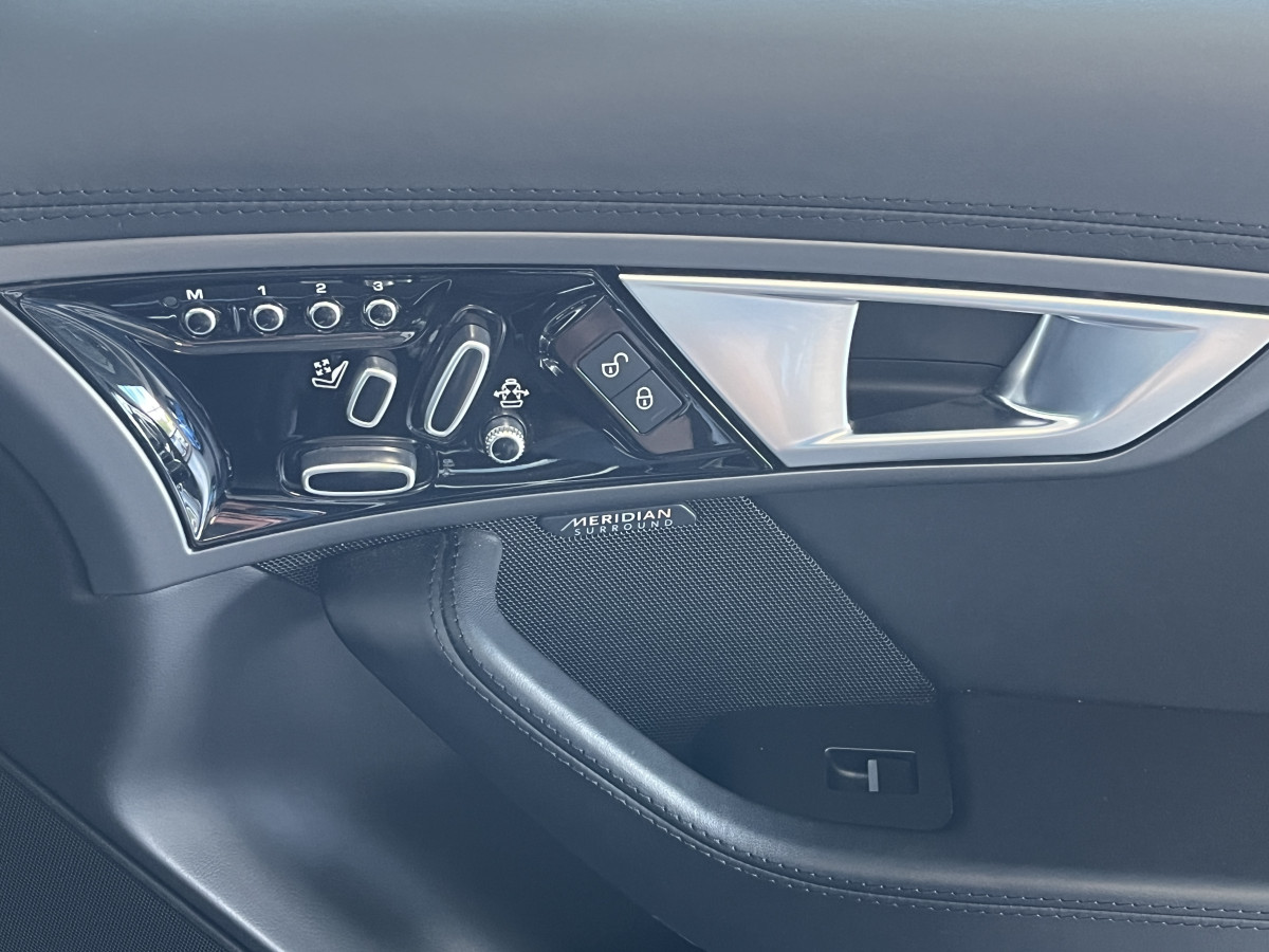 JAGUAR F-TYPE COUPE 5,0 V8 550 R BVA8 AWD TOIT PANORAMIQUE  GPS CAMERA BI-XENON HIFI MERIDIAN SIEGE PERFORMANCE REGULATEUR JANTES 20 ECHAPPEMENT SPORT A CLAPETS JANTES 20 EXCELLENT ETAT