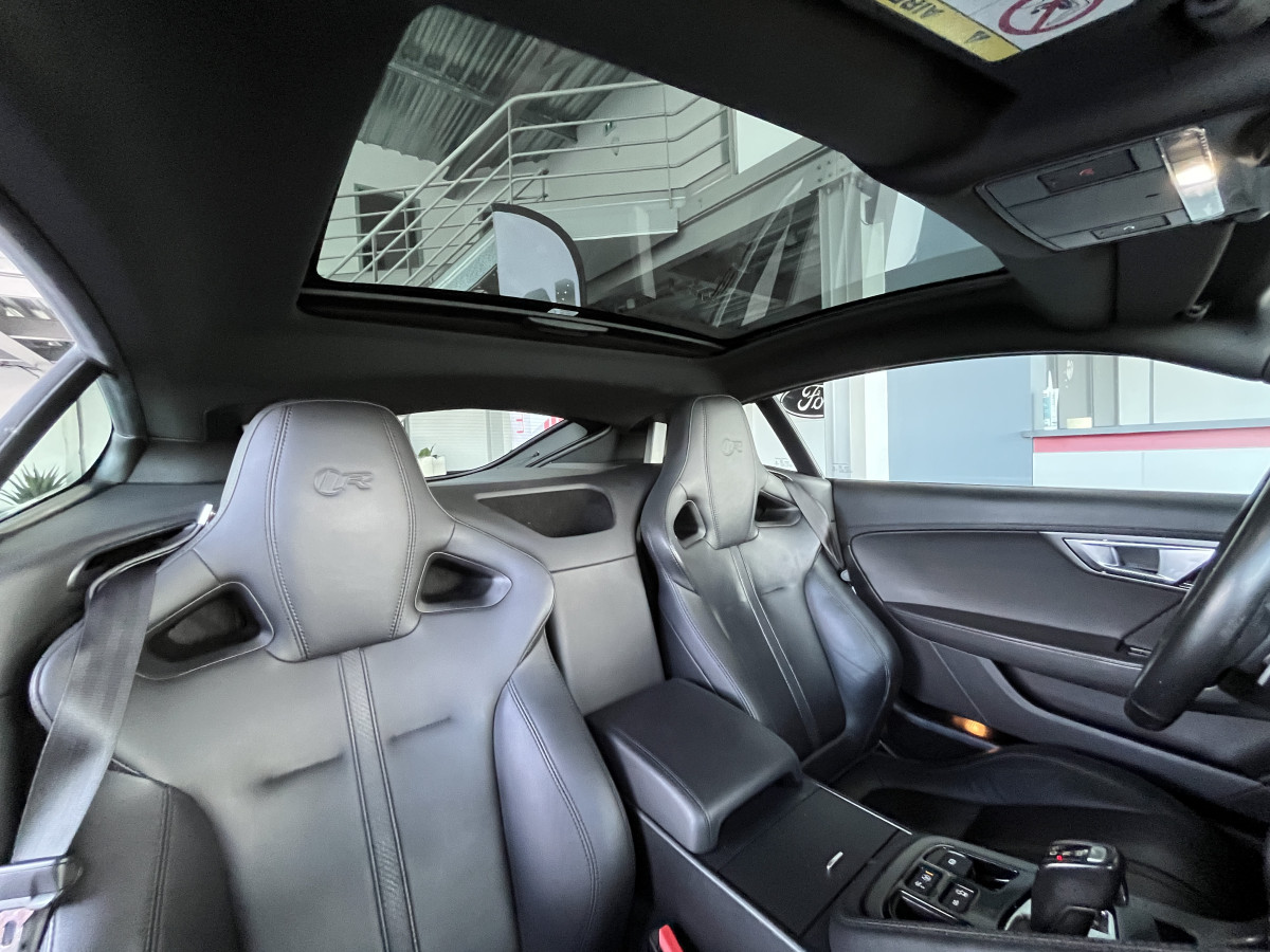 JAGUAR F-TYPE COUPE 5,0 V8 550 R BVA8 AWD TOIT PANORAMIQUE  GPS CAMERA BI-XENON HIFI MERIDIAN SIEGE PERFORMANCE REGULATEUR JANTES 20 ECHAPPEMENT SPORT A CLAPETS JANTES 20 EXCELLENT ETAT