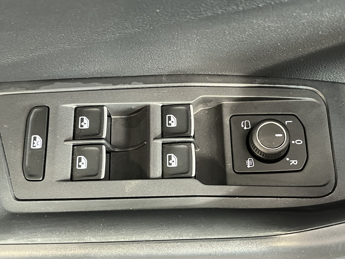 VOLKSWAGEN T-ROC 2,0 TSI 190 R-LINE DSG7 4MOTION TOIT PANORAMIQUE OUVRANT ATTELAGE  APPLE CARPLAY  DMS  ACC GPS CAMERA VIRTUAL COCKPIT HIFI BEATS FULL LED REGULATEUR LIMITEUR JANTE 19 EXCELLENT ETAT