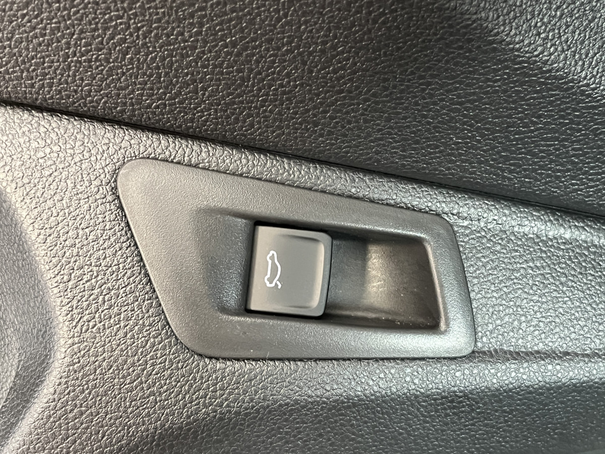 VOLKSWAGEN T-ROC 2,0 TSI 190 R-LINE DSG7 4MOTION TOIT PANORAMIQUE OUVRANT ATTELAGE  APPLE CARPLAY  DMS  ACC GPS CAMERA VIRTUAL COCKPIT HIFI BEATS FULL LED REGULATEUR LIMITEUR JANTE 19 EXCELLENT ETAT