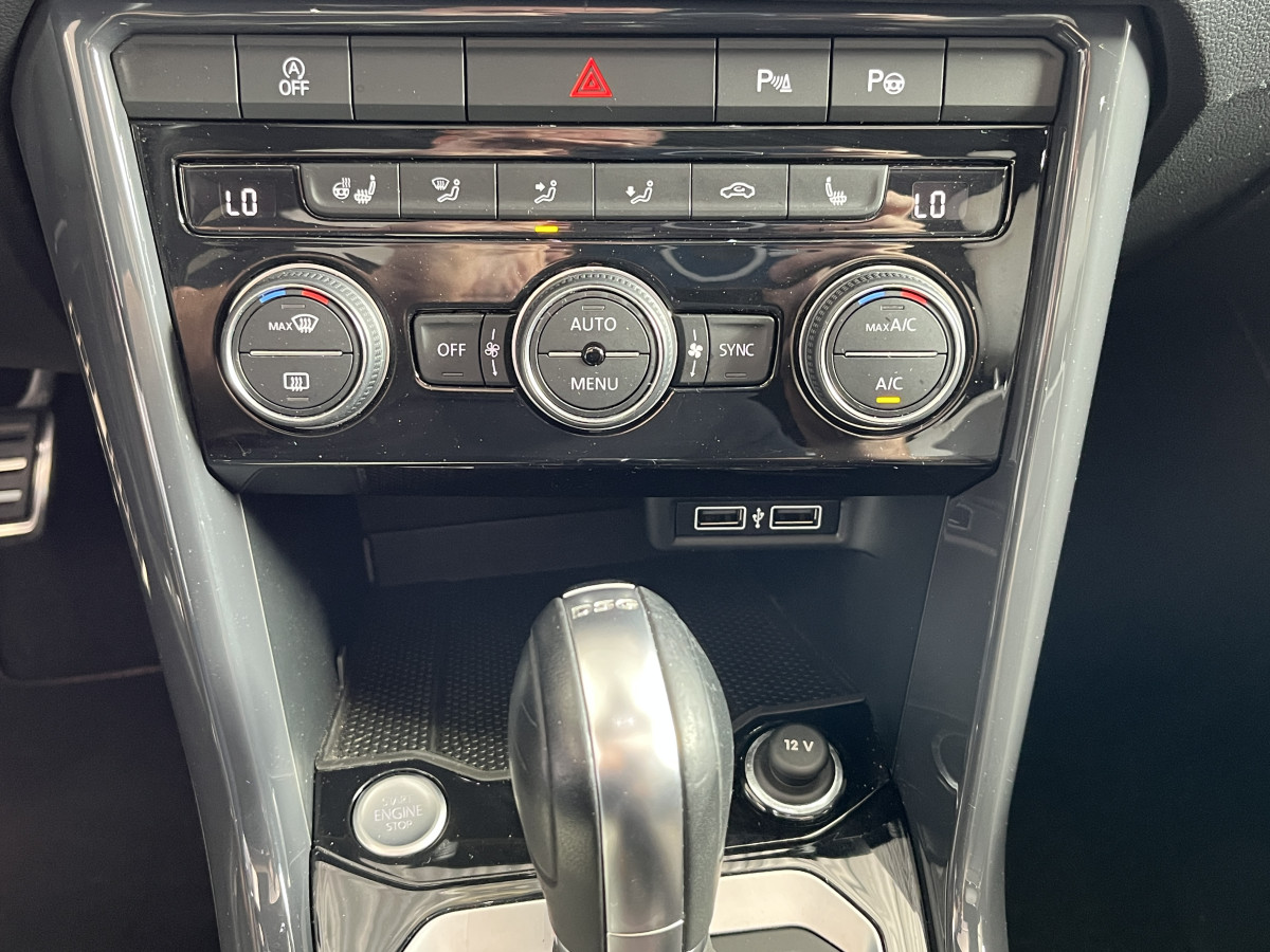 VOLKSWAGEN T-ROC 2,0 TSI 190 R-LINE DSG7 4MOTION TOIT PANORAMIQUE OUVRANT ATTELAGE  APPLE CARPLAY  DMS  ACC GPS CAMERA VIRTUAL COCKPIT HIFI BEATS FULL LED REGULATEUR LIMITEUR JANTE 19 EXCELLENT ETAT