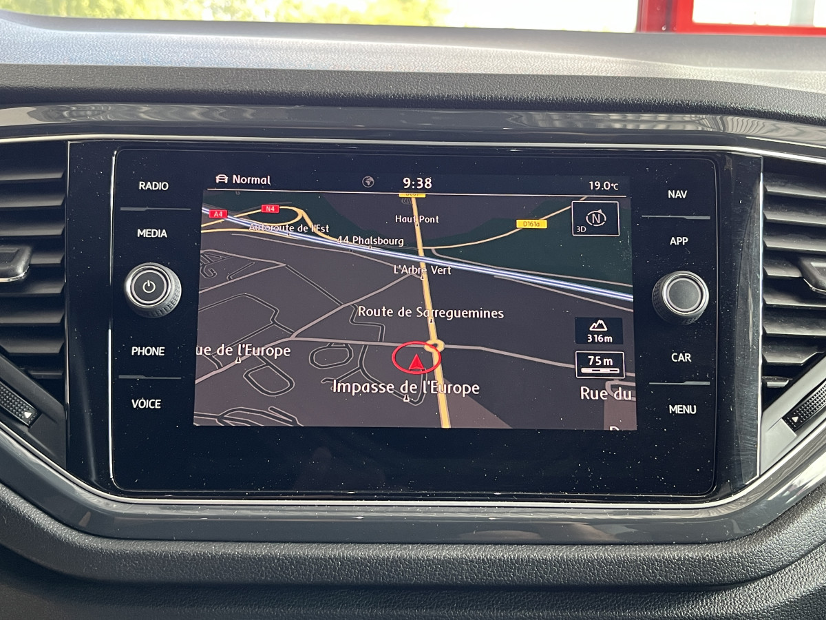 VOLKSWAGEN T-ROC 2,0 TSI 190 R-LINE DSG7 4MOTION TOIT PANORAMIQUE OUVRANT ATTELAGE  APPLE CARPLAY  DMS  ACC GPS CAMERA VIRTUAL COCKPIT HIFI BEATS FULL LED REGULATEUR LIMITEUR JANTE 19 EXCELLENT ETAT