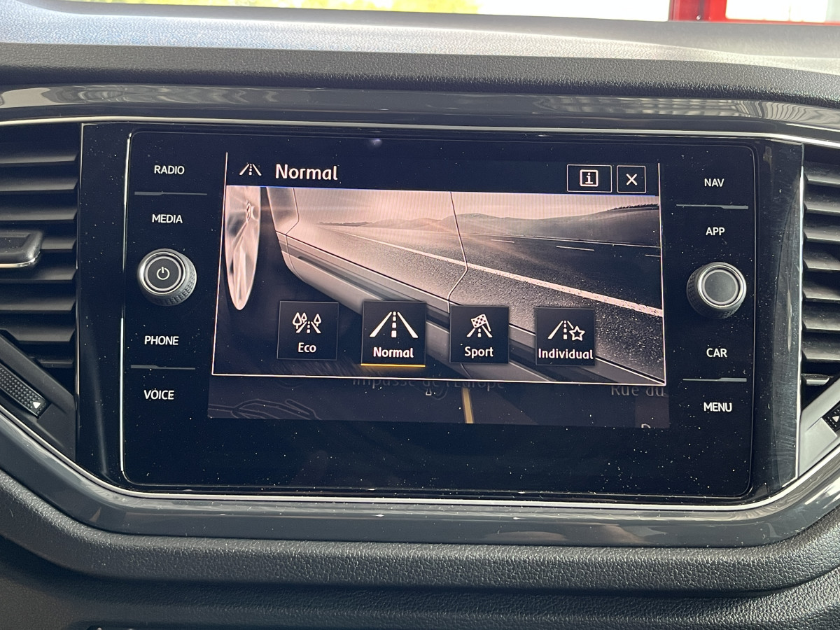 VOLKSWAGEN T-ROC 2,0 TSI 190 R-LINE DSG7 4MOTION TOIT PANORAMIQUE OUVRANT ATTELAGE  APPLE CARPLAY  DMS  ACC GPS CAMERA VIRTUAL COCKPIT HIFI BEATS FULL LED REGULATEUR LIMITEUR JANTE 19 EXCELLENT ETAT