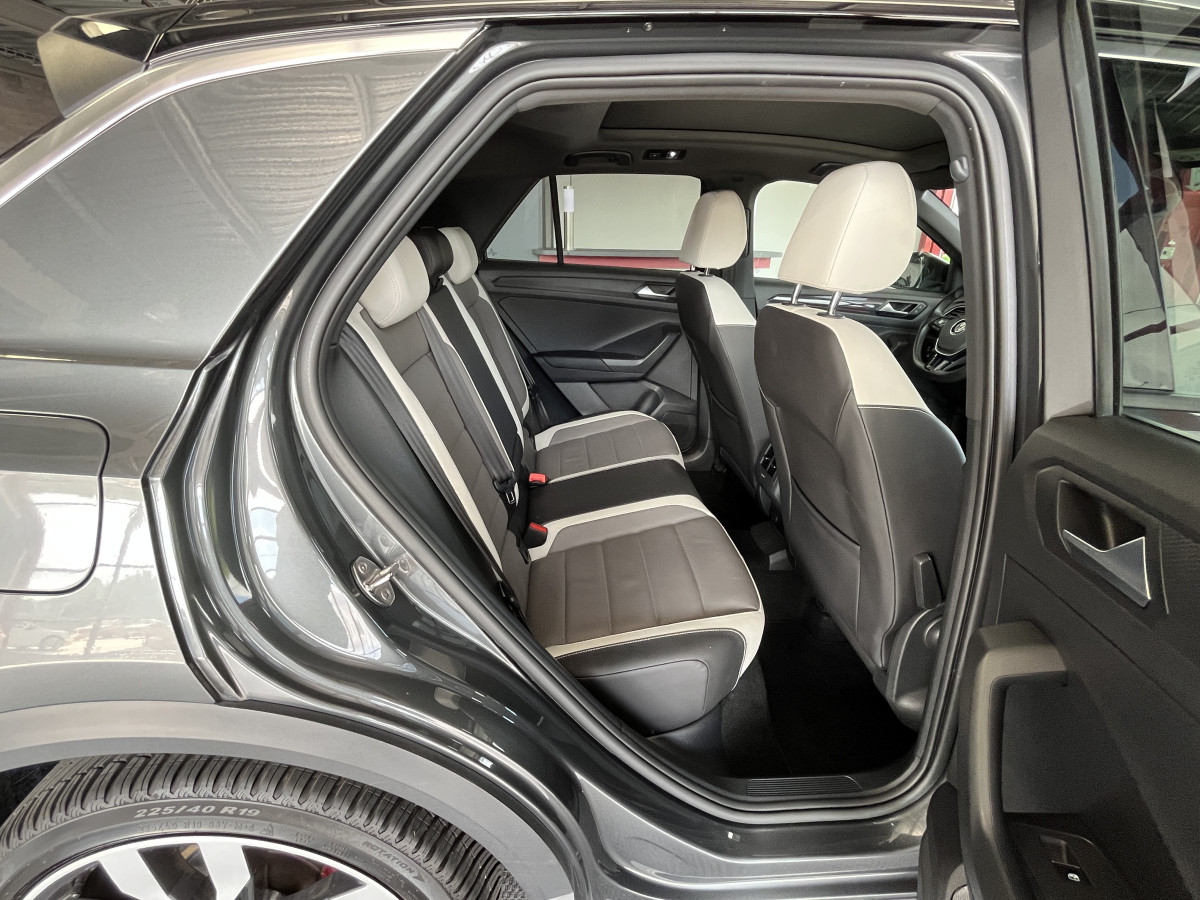 VOLKSWAGEN T-ROC 2,0 TSI 190 R-LINE DSG7 4MOTION TOIT PANORAMIQUE OUVRANT ATTELAGE  APPLE CARPLAY  DMS  ACC GPS CAMERA VIRTUAL COCKPIT HIFI BEATS FULL LED REGULATEUR LIMITEUR JANTE 19 EXCELLENT ETAT