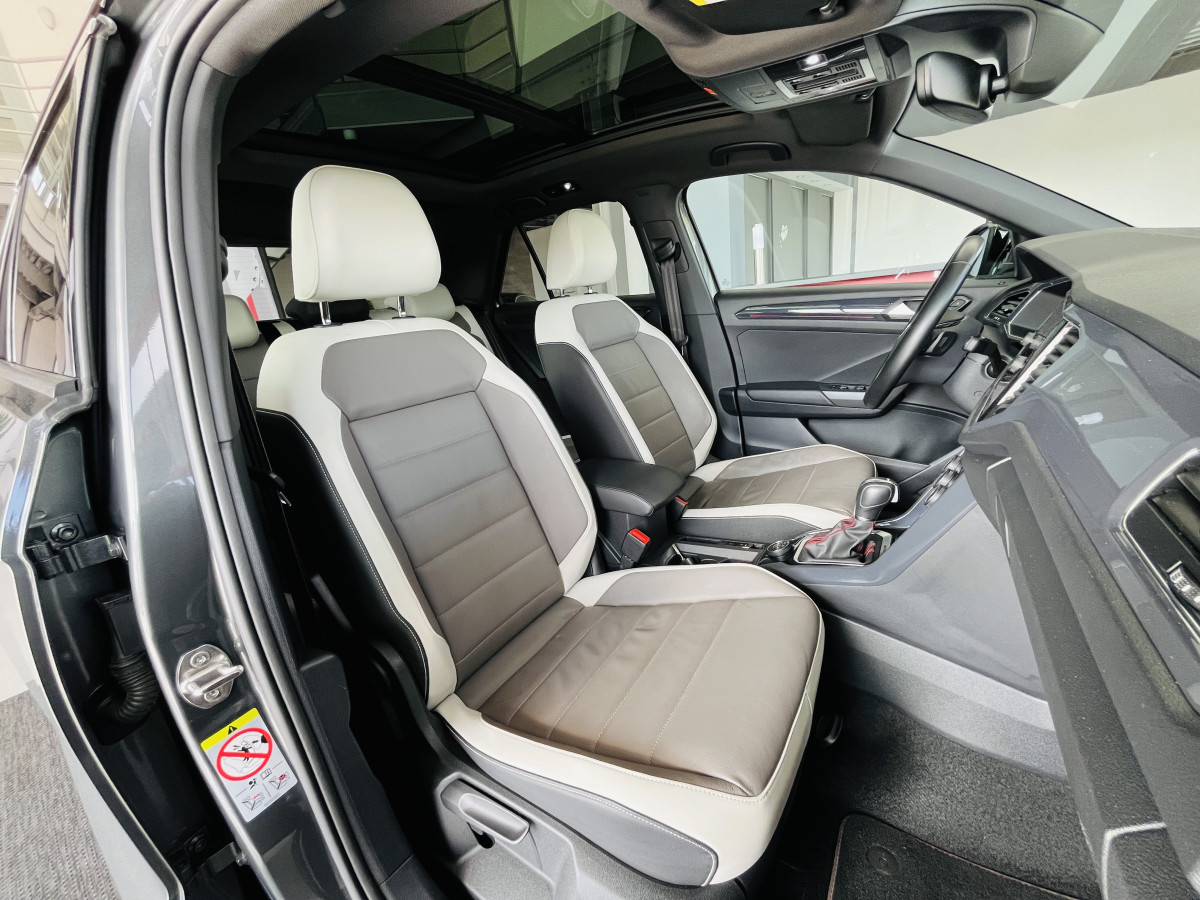 VOLKSWAGEN T-ROC 2,0 TSI 190 R-LINE DSG7 4MOTION TOIT PANORAMIQUE OUVRANT ATTELAGE  APPLE CARPLAY  DMS  ACC GPS CAMERA VIRTUAL COCKPIT HIFI BEATS FULL LED REGULATEUR LIMITEUR JANTE 19 EXCELLENT ETAT