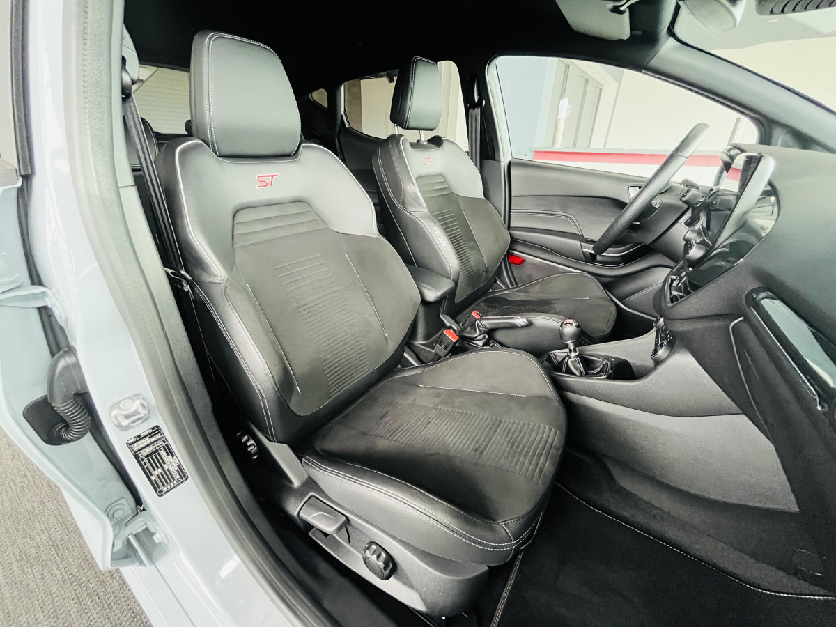FORD FIESTA ST 1,5 200 PACK PERFORMANCE DIFFERENTIEL LAUNCH CONTROL GPS  APPLE CARPLAY FULL LED KEYLESS BLUETOOTH HIFI B&O REGULATEUR LIMITEUR PACK HIVER ECHAPPEMENT MILTEK EXCELLENT ETAT.