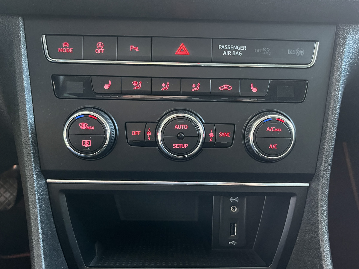 SEAT LEON FR 1,4 TSI 150 GPS CAMERA APPLE CARPLAY  REGULATEUR PARK PILOT SEAT DRIVE PROFILE FULL LED EXCELLENT ETAT
