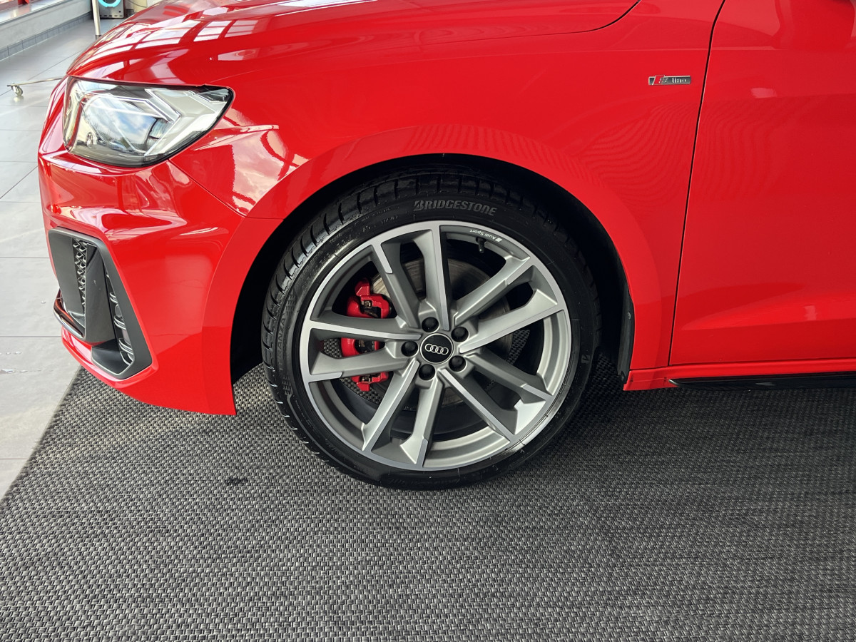 AUDI A1 SPORTBACK  40 TFSI 2,0  200  FULL S-LINE S-TRONIC 6  GPS CAMERA KEYLESS APPLE CARPLAY  HIFI BANG&OLUFSEN FULL LED REGULATEUR ADAPTATIF LIMITEUR  DRIVE SELECT DIGITAL COCKPIT PARKPILOT JANTES ALU 18   ETAT NEUF