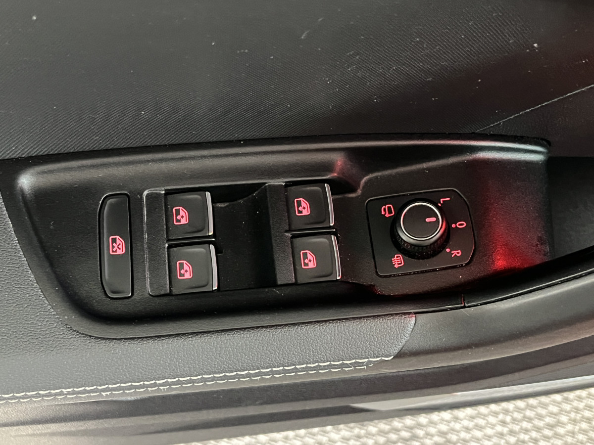 AUDI A1 SPORTBACK  40 TFSI 2,0  200  FULL S-LINE S-TRONIC 6  GPS CAMERA KEYLESS APPLE CARPLAY  HIFI BANG&OLUFSEN FULL LED REGULATEUR ADAPTATIF LIMITEUR  DRIVE SELECT DIGITAL COCKPIT PARKPILOT JANTES ALU 18   ETAT NEUF