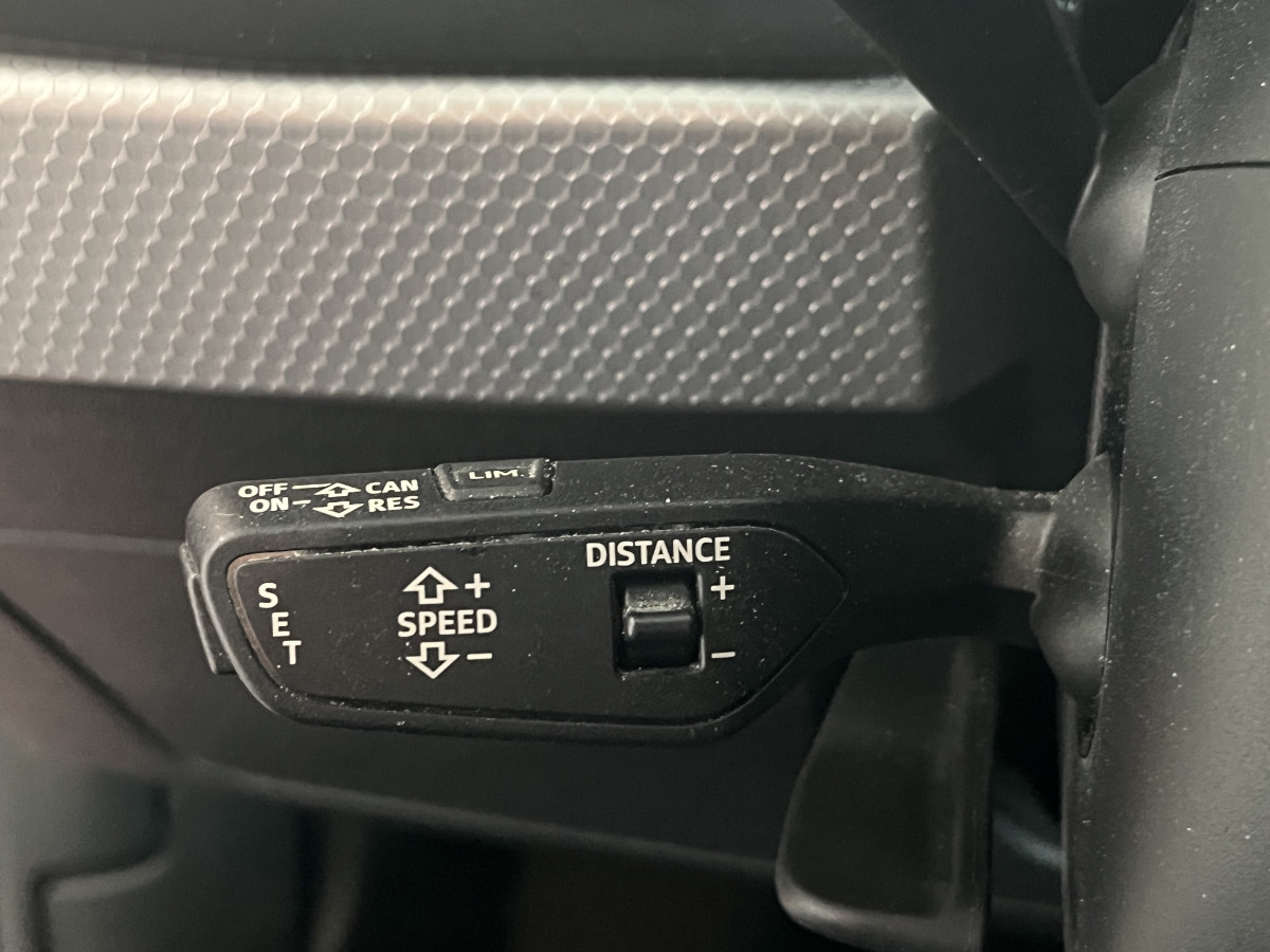 AUDI A1 SPORTBACK  40 TFSI 2,0  200  FULL S-LINE S-TRONIC 6  GPS CAMERA KEYLESS APPLE CARPLAY  HIFI BANG&OLUFSEN FULL LED REGULATEUR ADAPTATIF LIMITEUR  DRIVE SELECT DIGITAL COCKPIT PARKPILOT JANTES ALU 18   ETAT NEUF